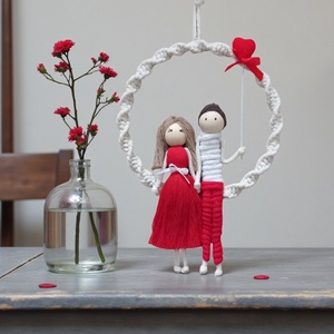 Valentin napi egyedi falidísz � Személyre szabható makramé szerelmespár piros szívvel, Otthon & Életmód, Dekoráció, Fali és függő dekoráció, Falra akasztható dekor, Baba-és bábkészítés, Csomózás, MESKA