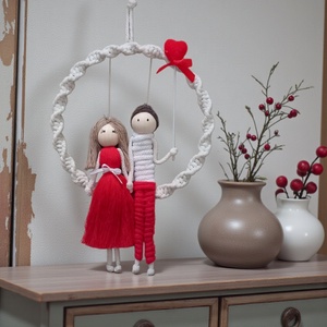 Valentin napi egyedi falidísz � Személyre szabható makramé szerelmespár piros szívvel - otthon & életmód - dekoráció - fali és függő dekoráció - falra akasztható dekor - Meska.hu