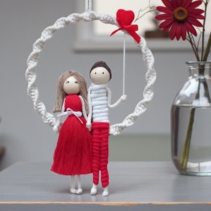 Valentin napi egyedi falidísz � Személyre szabható makramé szerelmespár piros szívvel - otthon & életmód - dekoráció - fali és függő dekoráció - falra akasztható dekor - Meska.hu