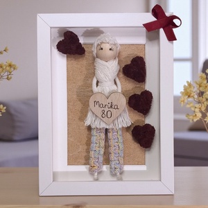 Születésnapi makramé baba dekoráció � névvel és évszámmal, fehér keretben - otthon & életmód - dekoráció - kép & falikép - 3d képek - Meska.hu