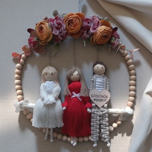 Szülőköszöntő falidísz esküvőre � személyre szabott makramé figurák fagyöngy karikán, virágdíszítéssel - esküvő - emlék & ajándék - szülőköszöntő ajándék - Meska.hu