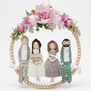 Szülőköszöntő falidísz esküvőre � személyre szabott makramé figurák fagyöngy karikán, virágdíszítéssel - esküvő - emlék & ajándék - szülőköszöntő ajándék - Meska.hu