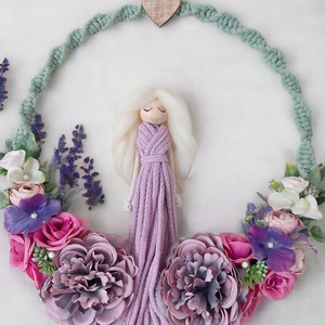 Nagy falidísz lila ruhás lány, Otthon & Életmód, Dekoráció, Ajtó- és ablak dekoráció, Ajtódísz & Kopogtató, Csomózás, Virágkötés, MESKA