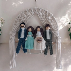 Szülőköszöntő falidísz esküvőre � személyre szabott figurák makramé függönnyel - esküvő - emlék & ajándék - szülőköszöntő ajándék - Meska.hu