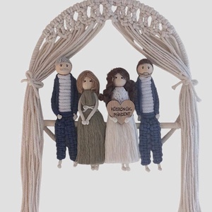 Szülőköszöntő falidísz esküvőre � személyre szabott figurák makramé függönnyel - esküvő - emlék & ajándék - szülőköszöntő ajándék - Meska.hu