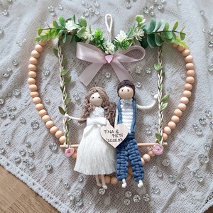 Esküvői ajándék makramé falidísz � Személyre szabott menyasszony és vőlegény hintán, névre szóló fa szívvel - esküvő - dekoráció - helyszíni dekor - Meska.hu