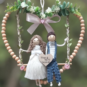 Esküvői ajándék makramé falidísz � Személyre szabott menyasszony és vőlegény hintán, névre szóló fa szívvel - esküvő - dekoráció - helyszíni dekor - Meska.hu