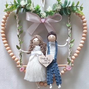 Esküvői ajándék makramé falidísz � Személyre szabott menyasszony és vőlegény hintán, névre szóló fa szívvel - Meska.hu