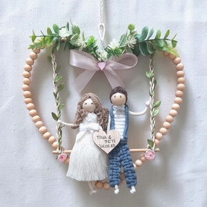 Esküvői ajándék makramé falidísz � Személyre szabott menyasszony és vőlegény hintán, névre szóló fa szívvel - esküvő - dekoráció - helyszíni dekor - Meska.hu