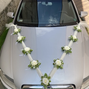 Fehér-zöld rózsás esküvői autódísz, Esküvő, Esküvői szett, Virágkötés, 9 db egyforma méretű. zöldes fehér rózsából és zöldekből készült dísz hozzá illő organzával.      
..., MESKA
