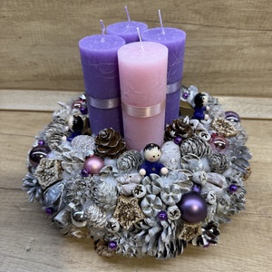 Lila gyertyás adventi koszorú, Karácsony, Adventi díszek, Adventi gyertyadíszek és koszorúdíszek, Virágkötés, MESKA