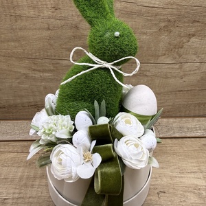 Húsvéti asztali dísz nyuszival 3, Otthon & Életmód, Dekoráció, Asztal és polc dekoráció, Asztaldísz, Virágkötés, 14 cm átmérőjű krém színű dobozba készült  húsvéti asztali dísz ,élethű selyemvirágokkal, tojásokka..., MESKA