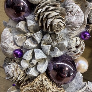 Lila gömbös kopogtató - karácsony - adventi díszek - adventi ajtódísz - Meska.hu