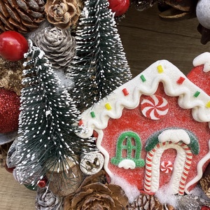 Karácsonyi kopogtató cukorka házikóval. - karácsony - adventi díszek - adventi ajtódísz - Meska.hu