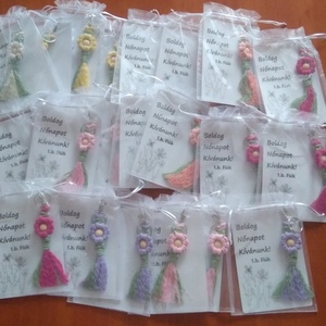 Makramé virág kulcstartó - táska & tok - kulcstartó & táskadísz - kulcstartó - Meska.hu