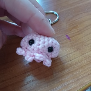 Horgolt polipos (amigurumi) kulcstartó  - Meska.hu
