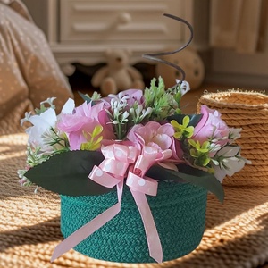 Asztali dísz, Otthon & Életmód, Dekoráció, Asztal és polc dekoráció, Bonsai, , 5mm-es zsinórfonalból készített kaspóban selyemvirágok,masni,dísz.
Termék teljes meret: 20×21 cm, MESKA