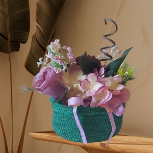 Asztali dísz, Otthon & Életmód, Dekoráció, Asztal és polc dekoráció, Asztaldísz, , 5 mm-es zsinór fonalból készített kaspóban selyemvirág,masni,disz.
Termék teljes méret: 18×18 cm, MESKA