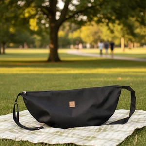 Félhold alakú testtáska / crossbody - Luna fekete maxi méret - táska & tok - kézitáska & válltáska - vállon átvethető táska - Meska.hu