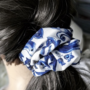 Majolika mintás scrunchie strasszokkal  - ruha & divat - hajdísz & hajcsat - hajgumi - Meska.hu