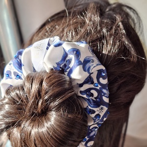Majolika mintás scrunchie strasszokkal  - ruha & divat - hajdísz & hajcsat - hajgumi - Meska.hu