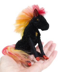 Tűzló pompon figura - fekete - otthon & életmód - dekoráció - dísztárgy - Meska.hu