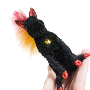 Tűzló pompon figura - fekete - otthon & életmód - dekoráció - dísztárgy - Meska.hu