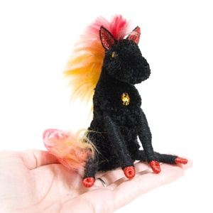 Tűzló pompon figura - fekete - Meska.hu