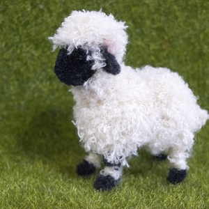 Wallisi feketeorrú juh - otthon & életmód - dekoráció - dísztárgy - Meska.hu