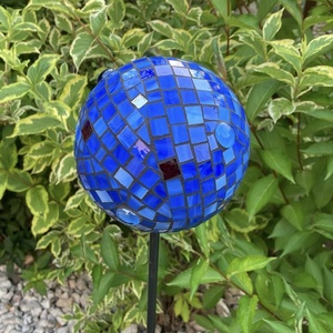 Kerti mozaik gömb dekoráció, leszúrható dísz - kék, 13 cm - Meska.hu