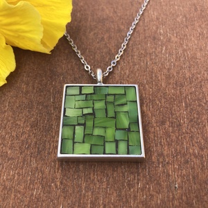 Mozaik nyaklánc - zöld mikromozaik nemesacél lánccal, Ékszer, Nyaklánc, Medálos nyaklánc, Mozaik, MESKA