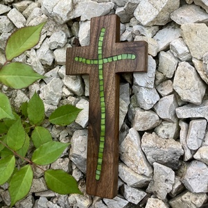 Fa kereszt, falikereszt - zöld üvegmozaik berakással, diófa, 21 cm - Meska.hu