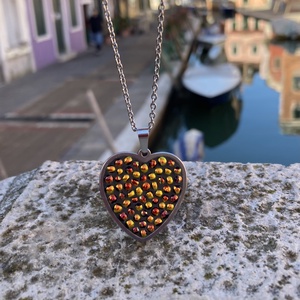 Szív arany-piros csillámló mikromozaik nyaklánc nemesacél alapon - mozaik design ékszer, Dichroic üveg - ékszer - nyaklánc - medálos nyaklánc - Meska.hu