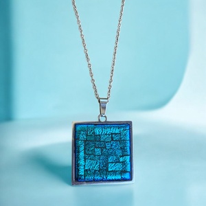 Türkiz és királykék színváltós mikromozaik nyaklánc nemesacéllal, Dichroic üveggel - ékszer - nyaklánc - medálos nyaklánc - Meska.hu