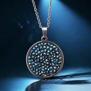 Ezüst-kék csillámló mikromozaik nyaklánc nemesacéllal - mozaik design ékszer, Dichroic üveg, Ékszer, Nyaklánc, Medálos nyaklánc, Mozaik, Üvegművészet, MESKA