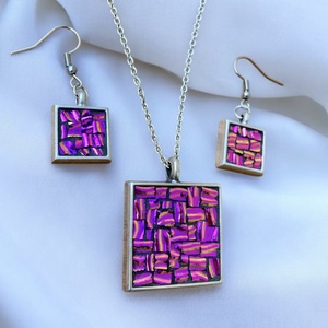 Fénylő színváltós pink mozaik nyaklánc vagy ékszerszett - Dichroic üveggel, nemesacél szerelékekkel - ékszer - nyaklánc - medálos nyaklánc - Meska.hu
