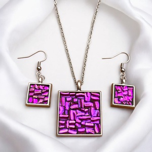 Fénylő színváltós pink mozaik nyaklánc vagy ékszerszett - Dichroic üveggel, nemesacél szerelékekkel - ékszer - nyaklánc - medálos nyaklánc - Meska.hu