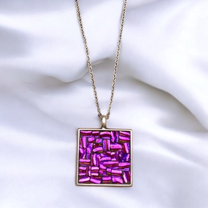 Fénylő színváltós pink mozaik nyaklánc vagy ékszerszett - Dichroic üveggel, nemesacél szerelékekkel - ékszer - nyaklánc - medálos nyaklánc - Meska.hu