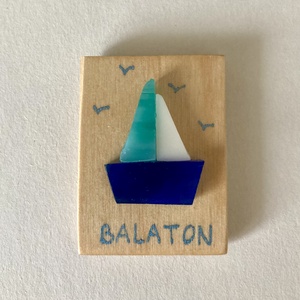 Balaton hűtőmágnes - vitorlás, feliratos, Otthon & Életmód, Konyhafelszerelés, tálalás, Konyhai dekoráció, Hűtőmágnes, Üvegművészet, Mozaik, MESKA