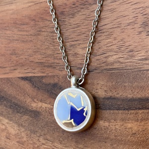 Zsolnay mentett darabok - porcelán nyaklánc - pici medál nemesacél lánccal - kék, arany búzavirágos - ékszer - nyaklánc - medálos nyaklánc - Meska.hu