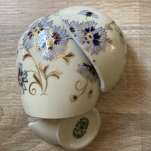 Zsolnay mentett darabok - porcelán nyaklánc - négyzetes medál nemesacél lánccal - kék, arany búzavirágos - ékszer - nyaklánc - medálos nyaklánc - Meska.hu