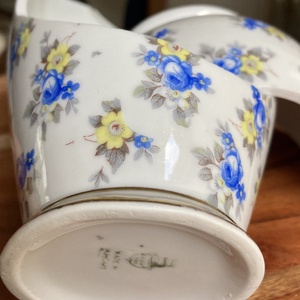 Zsolnay mentett darabok - pici porcelán nyaklánc - csepp medál nemesacél lánccal - kék, sárga virágos - ékszer - nyaklánc - medálos nyaklánc - Meska.hu