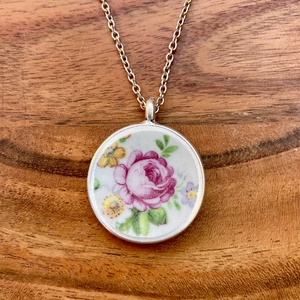 Zsolnay mentett darabok - rózsás porcelán nyaklánc - kerek medál nemesacél lánccal, Ékszer, Nyaklánc, Medálos nyaklánc, Mozaik, Ékszerkészítés, MESKA