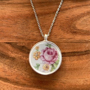 Zsolnay mentett darabok - rózsás porcelán nyaklánc - kerek medál nemesacél lánccal - ékszer - nyaklánc - medálos nyaklánc - Meska.hu