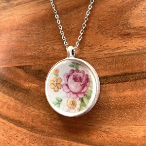 Zsolnay mentett darabok - rózsás porcelán nyaklánc - kerek medál nemesacél lánccal - ékszer - nyaklánc - medálos nyaklánc - Meska.hu
