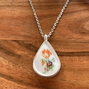 Zsolnay mentett darabok - kisvirágos porcelán nyaklánc - csepp medál nemesacél lánccal, Ékszer, Nyaklánc, Medálos nyaklánc, Mozaik, Ékszerkészítés, MESKA