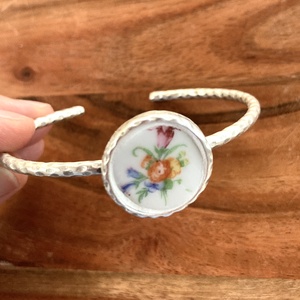 Zsolnay mentett darabok - virágcsokros porcelán karperec - állítható, Ékszer, Karkötő, Karkötő medállal, Mozaik, Ékszerkészítés, MESKA
