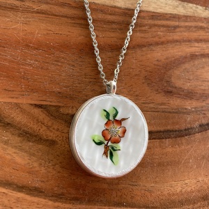 Herendi mentett darabok - porcelán nyaklánc - virágos medál nemesacél lánccal, Ékszer, Nyaklánc, Medálos nyaklánc, Mozaik, Ékszerkészítés, MESKA