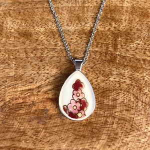 Zsolnay mentett darabok - virágos porcelán nyaklánc - nemesacél csepp medálos - Meska.hu