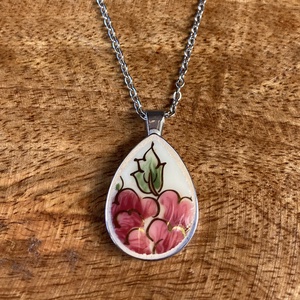 Zsolnay mentett darabok - virágos porcelán nyaklánc - nemesacél csepp medálos, Ékszer, Nyaklánc, Medálos nyaklánc, Mozaik, Ékszerkészítés, MESKA